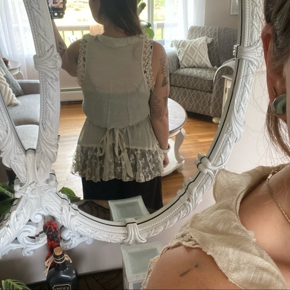 Cream Lace and Ruffle Detail Sleeveless Jacket Cardigan Vest - Picture 3 of 9